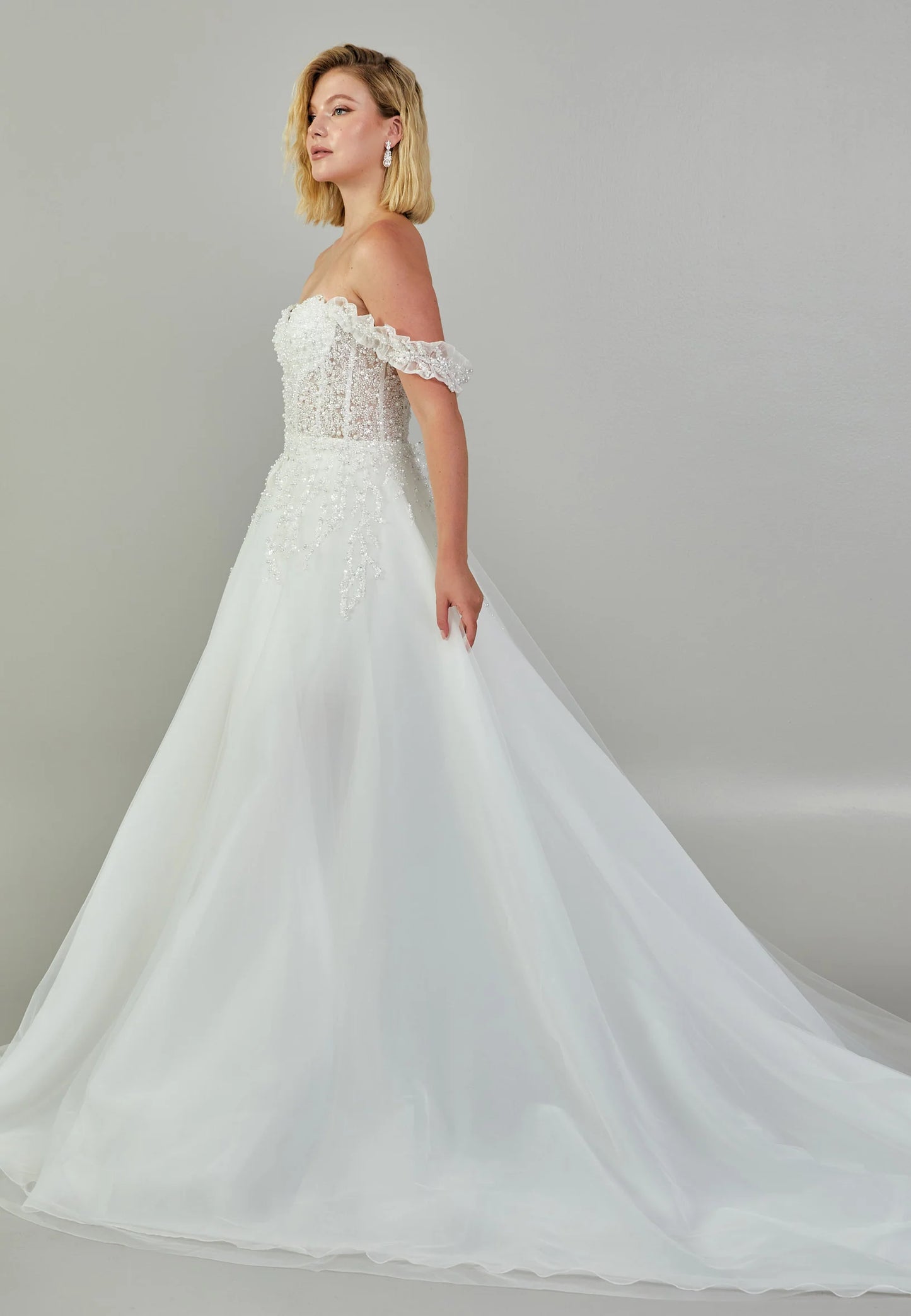 Off Shoulder Maxi Tulle Regular Wedding Dress Unit Price: $440